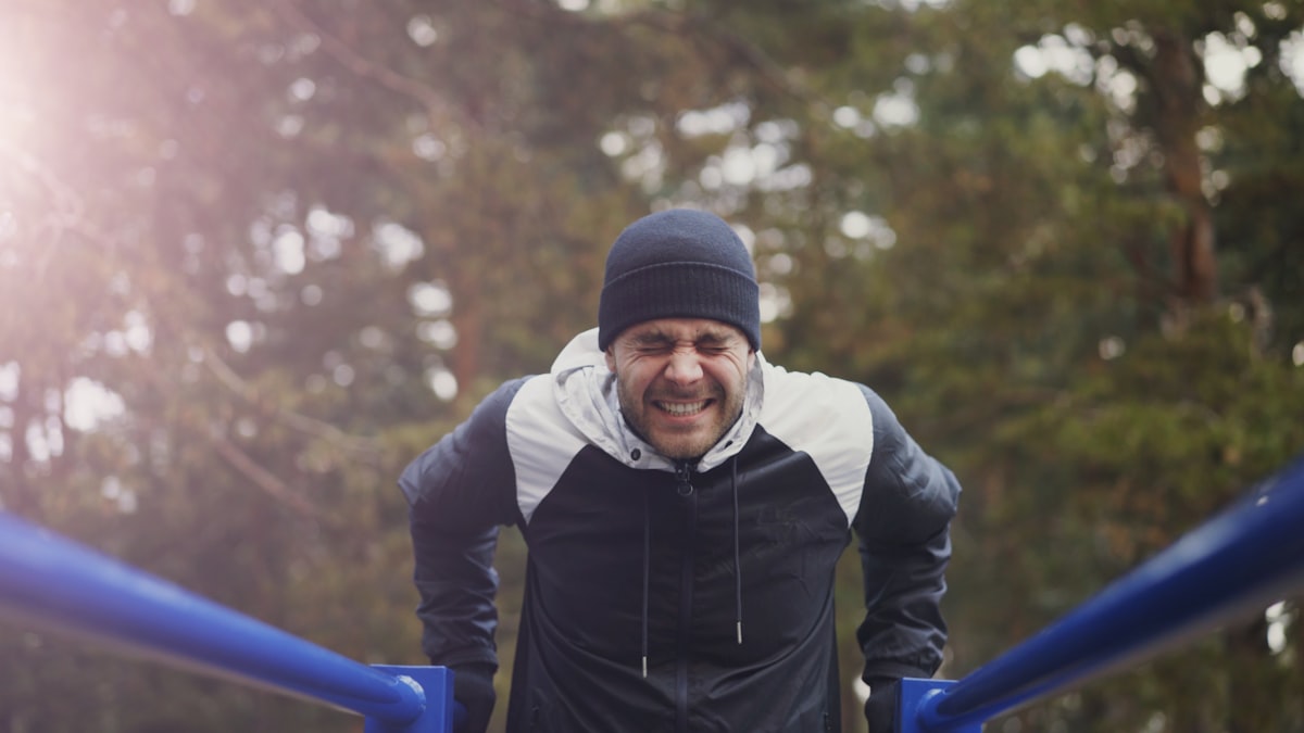 Homme actif après 40 ans en plein effort sportif